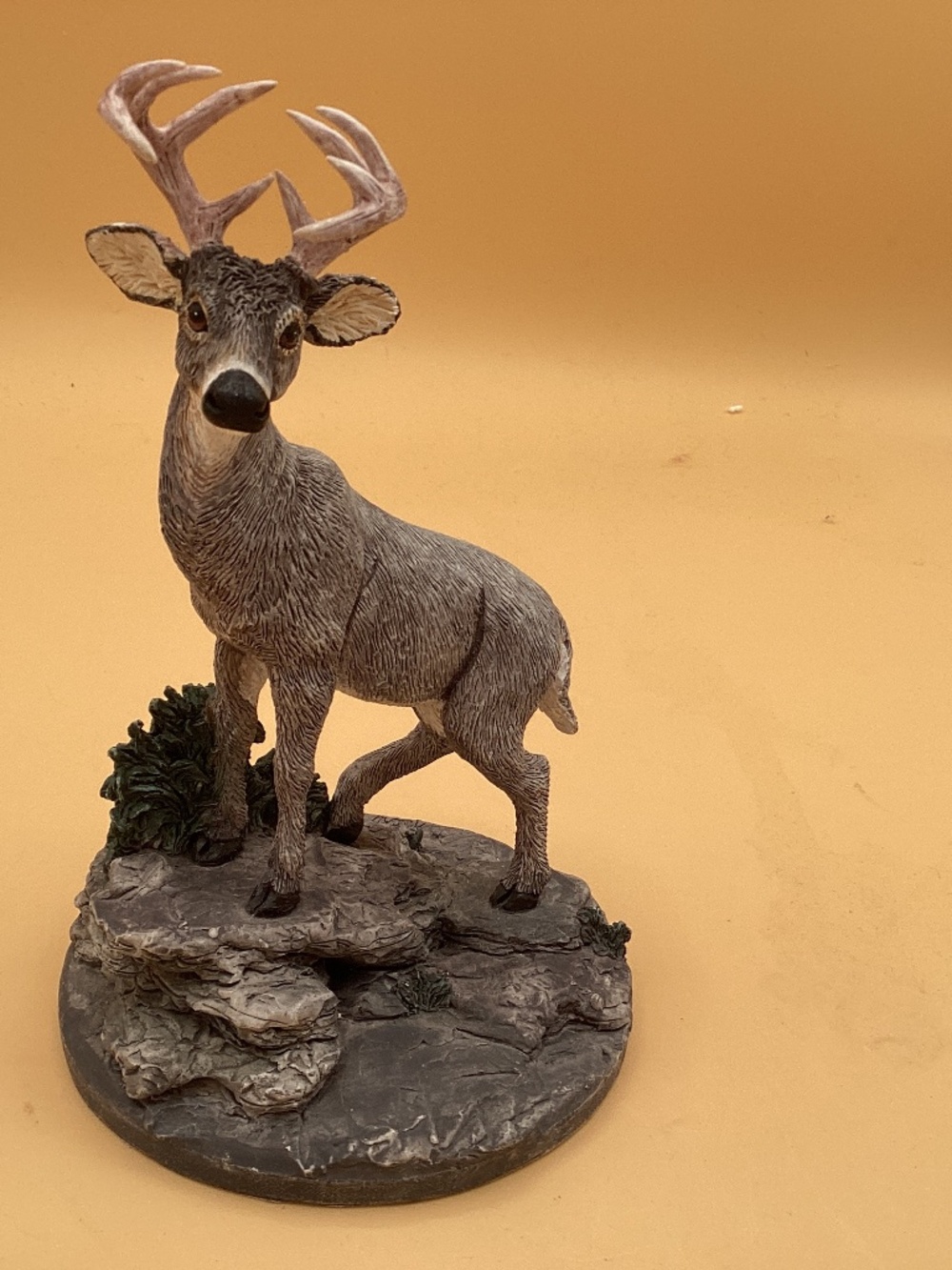 White tailed deer figurjine